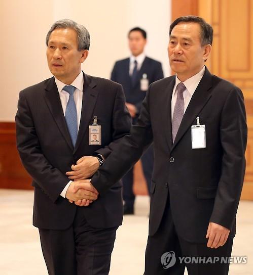 金宽镇（左）曾任国防部长官，朴兴烈（右）曾任陆军参谋总长（摄于2016年4月，韩联社 图）