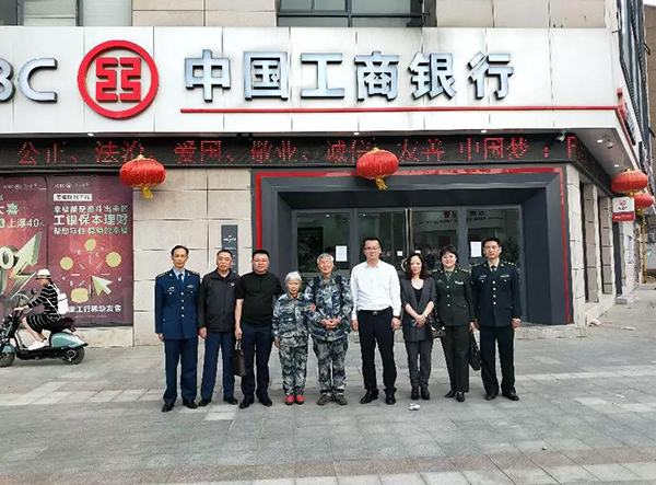 　　办理完700万元的汇款手续后，马旭夫妇与湖北省军区第七干休所、木兰县以及银行工作人员合影。本文图片均来自“人民前线”微信公众号