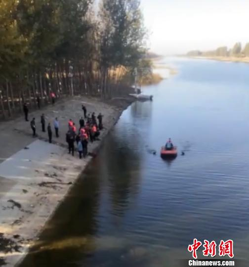 图为事发水域救援人员正在现场打捞。　钟欣　摄