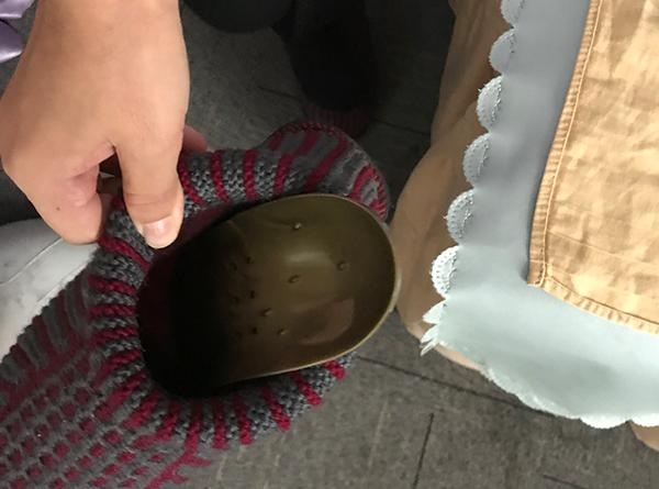 店家向记者展示自己使用的权健鞋垫。澎湃新闻记者 邓玲玮 摄