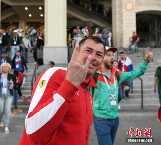 　　当地时间6月14日，俄罗斯世界杯揭幕战在莫斯科卢日尼基体育场结束，东道主俄罗斯5-0大比分击败沙特阿拉伯，赢得开门红。赛后，球迷走出球场，热情高涨。 中新社记者 田博川 摄