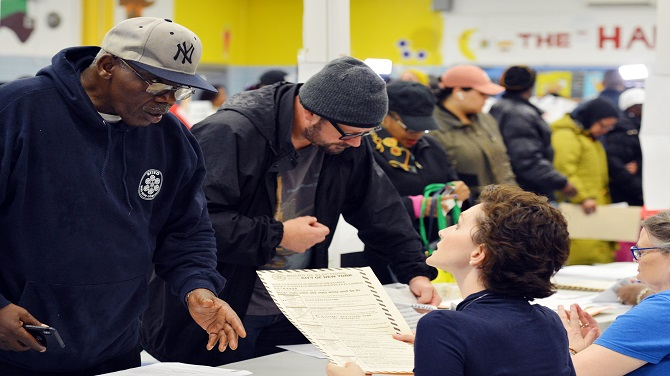 　▲11月6日，在美国纽约曼哈顿，一名选民领取选票。新华社记者李睿摄