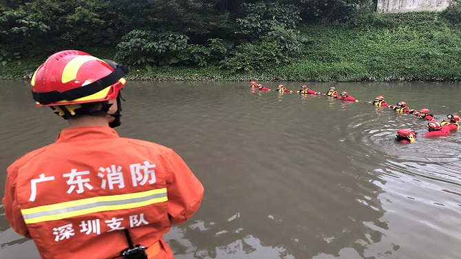 ▲4月12日18时左右，广东省深圳市沙湾河，消防人员又一次下水“拉人网”搜救，1小时后在附近捞出一具遇难者遗体。新京报记者 邵骁歆 摄