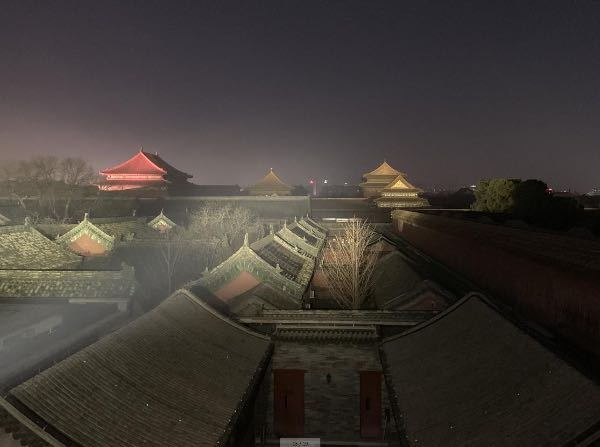 　宁寿宫区比较高大的屋顶可以享受到灯光的映照，和沉浸在黑暗中的绝大多数的宫殿形成对比。