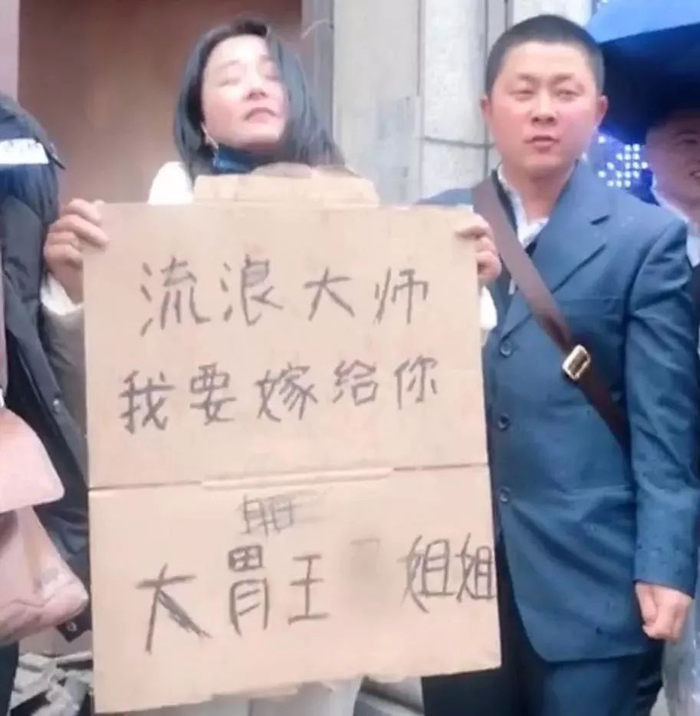 如果你按图索骥找到了她的主页，长这样——