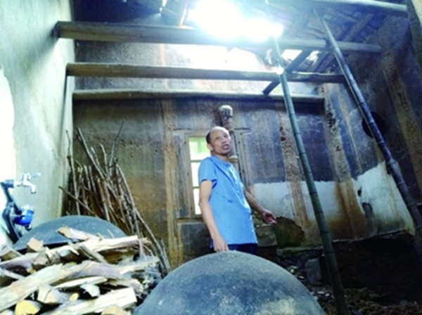 李锦莲回到老宅，房子已经漏雨无法居住。