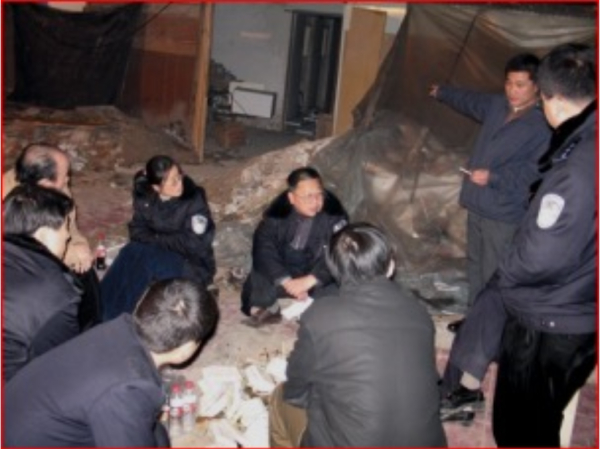 技术员在案发现场室外讨论案情，此时气温零度左右，又冷又饿。