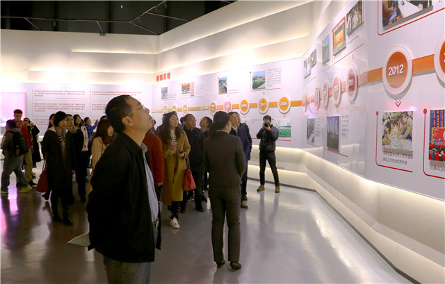 参观张家港市文化中心综合展示馆（中国网记者黄磊/摄）