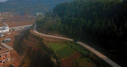  1月12日，李军一家行驶在四川巴中老家村道上