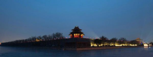 隔着护城河看东北角楼