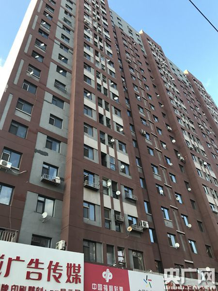 图为二道区某回迁小区多户窗外安装电视信号接收器。（央广记者 苑竞玮 摄）