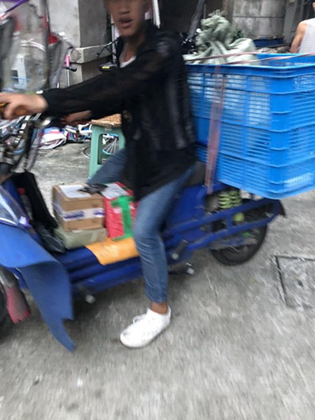 　受害者拍到的涉案快递员和车辆画面。 法制晚报 图