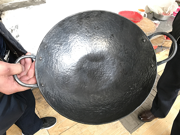 3月7日，牛祺圣家打制的铁锅卖到600元。