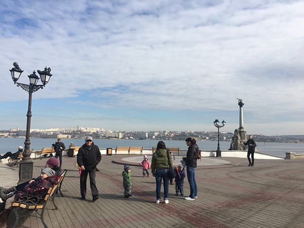 塞瓦斯托波尔的民众在滨海的广场上休息。