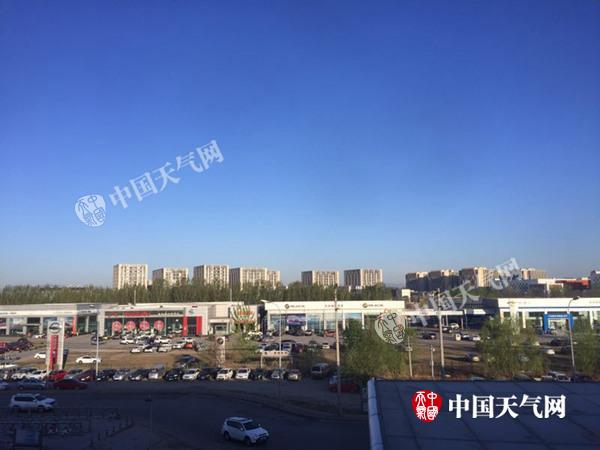  4月11日晨，北京重现湛蓝天空。（图/关禺）
