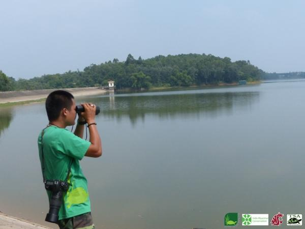 研究人员在宣汉湖观测。