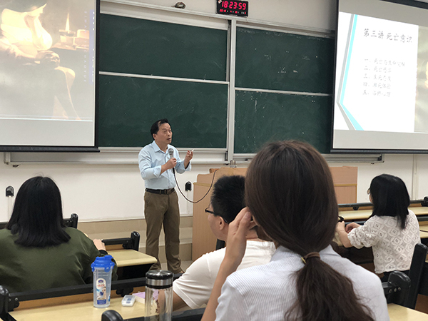 胡宜安在给学生教授生死学。 受访者供图