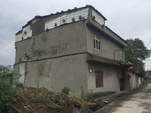 向传秀家的房子没有垮，经过加固后，居住至今。