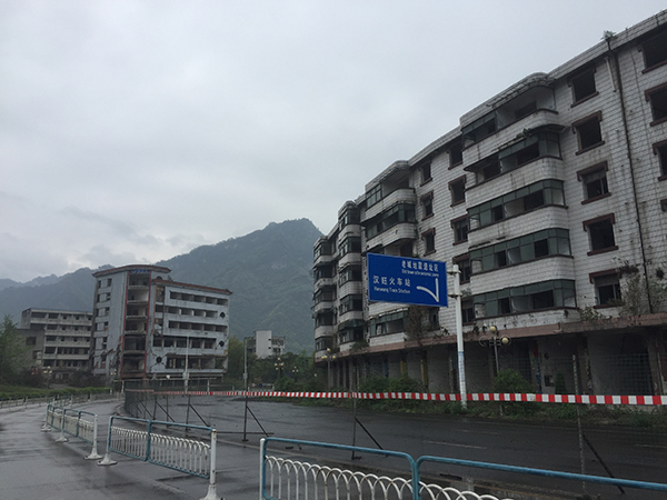 地震前，汉旺镇是工业重镇，人口数万，地震让该镇损失惨重。