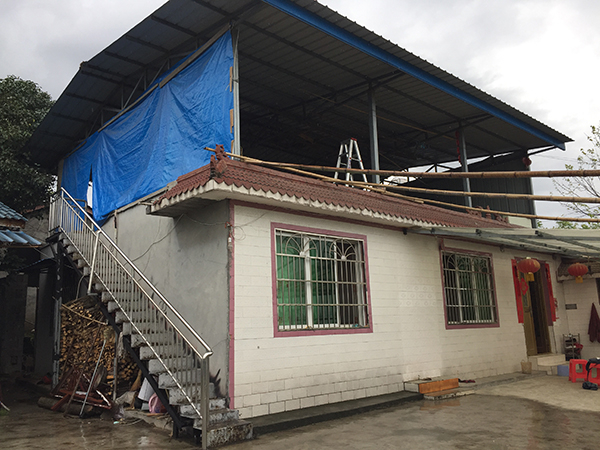 张子玉家的房子在地震中坍塌，第二年建好了新房，他们家是震后村里第一家住上新房的家庭。