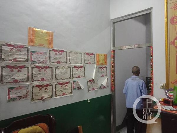  6月9日，河南罗山县胡清强家中，其女儿贴满墙的奖状和73岁父亲的背影。