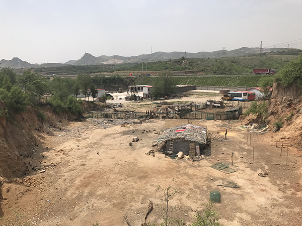 从矿山上望向爱心村，大院里饲养着家禽和牲口 澎湃新闻记者 沈文迪 摄