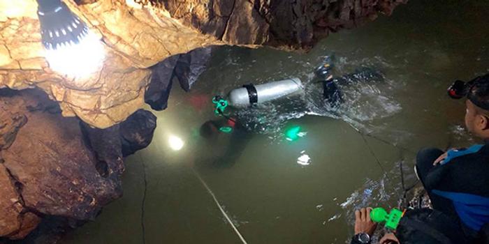 被困泰国洞穴的少年足球队13人全部获救!