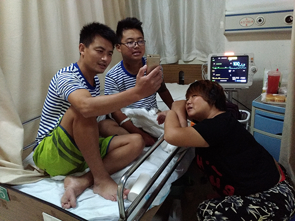 因为卖鱼，孟超一家人都晒得一样黑。