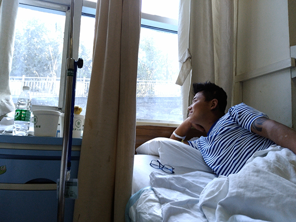 8月12日下午，孟洋望着窗外笑了。