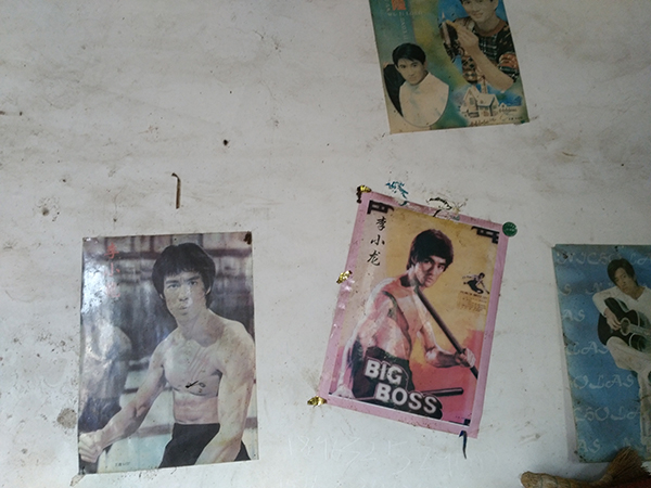 爷爷说，墙上的海报都是孟超父亲贴的。
