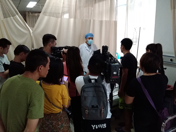 8月8日，医生查房时被媒体包围。