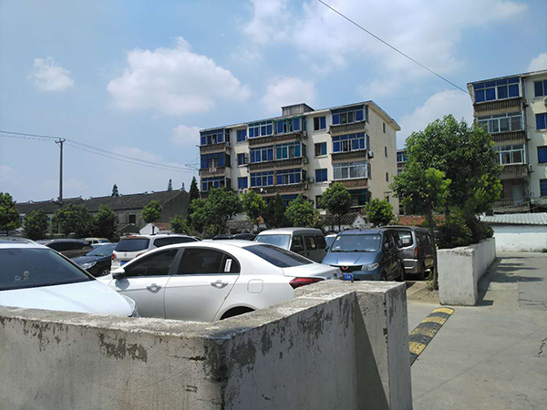 孟洋兄妹曾就读的友好小学，如今变成市场的一处停车场。