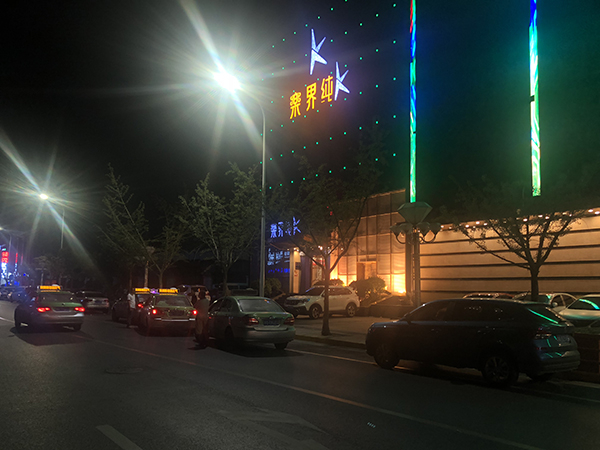 郑州农科路酒吧一条街，一KTV门口几辆出租车正在候客。澎湃新闻记者 段彦超 图