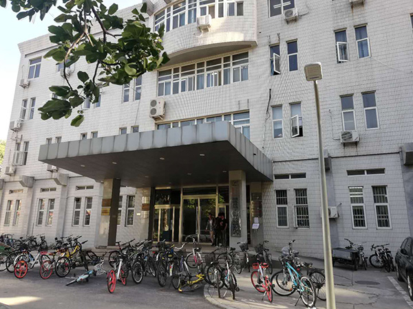 　王梦恕院士在北京交大的办公室所在大楼，已有人前来悼念。 澎湃新闻记者 廖瑾 摄