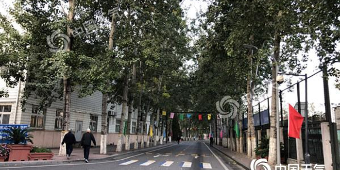 大风降温来袭!北京气温将跌破10℃ 北风持续呼