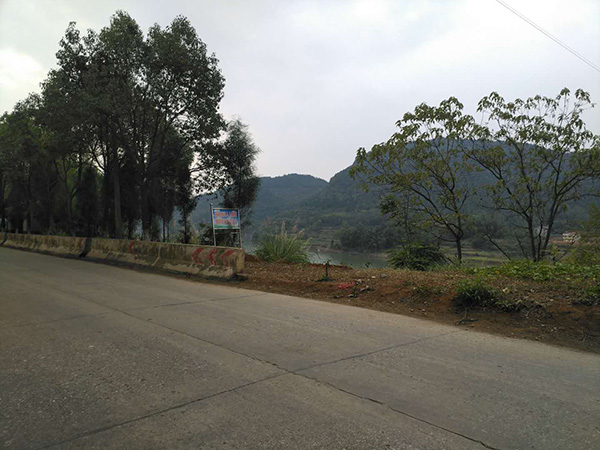 被打捞出车子的地方，地面到水面有20米高。&nbsp;澎湃新闻记者 明鹊 图