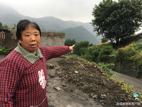  邻居李成秀指称惨剧就发生在大树下 摄影 罗敏