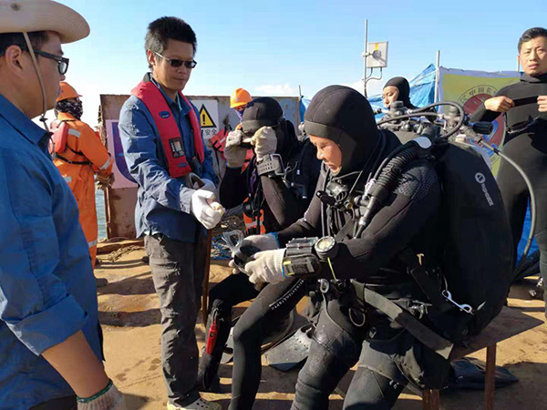 考古队员准备下水作业。 澎湃新闻见习记者 祝文博 图