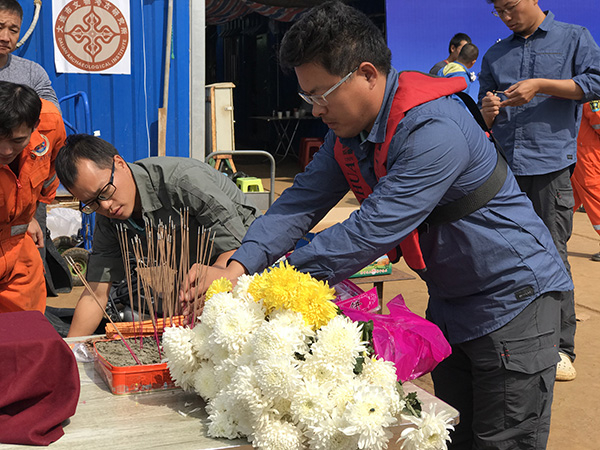 考古队为“经远”舰将士举行海祭。 澎湃新闻记者 于亚妮&nbsp; 图