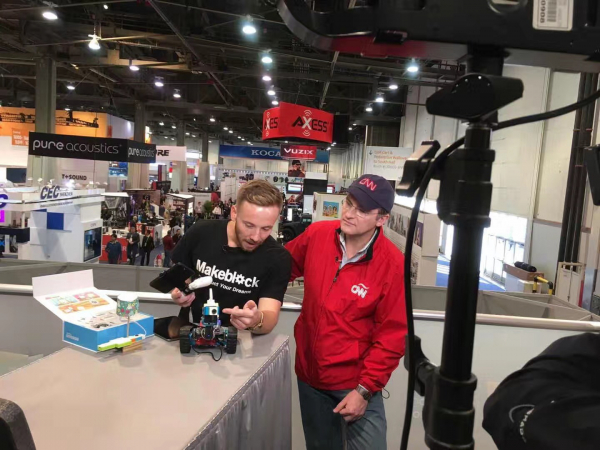 2017年美国拉斯维加斯消费电子展上，CNN记者在Makeblock展台采访。（企业供图）