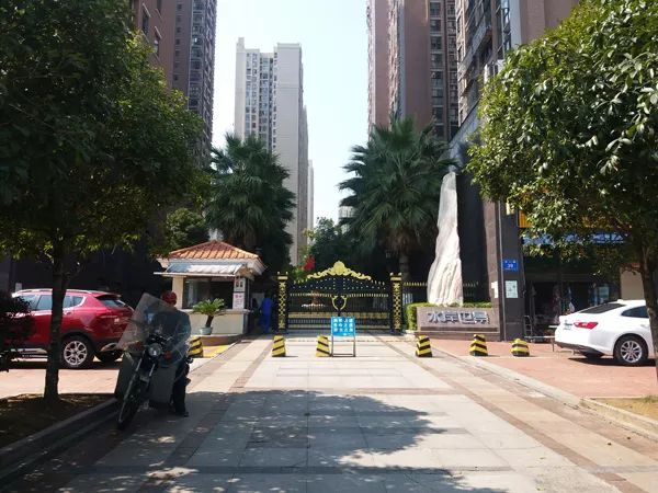 水岸世景小区东门 &nbsp;本文图片均为澎湃新闻记者 朱莹 &nbsp;图