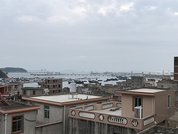  人多地少的肖厝村，可见远处的渔排和化工厂。