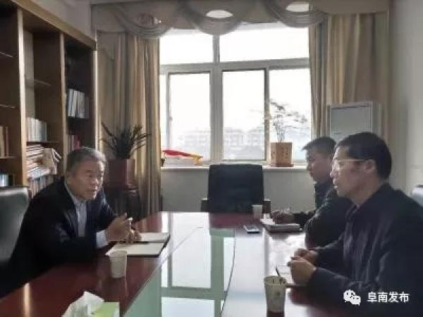 　　阜南县委书记崔黎（左）接受安徽经济网记者采访 本文图片均来自安徽经济网、“阜南发布”微信公众号