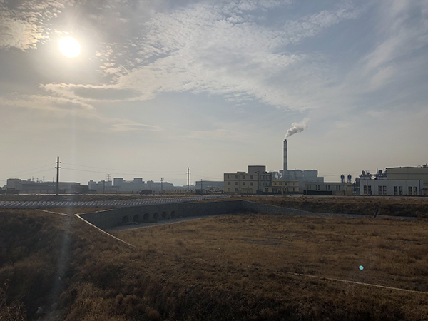 盛华公司已停产，由于得给周边部分居民供暖，盛华公司的热电车间没有停工。