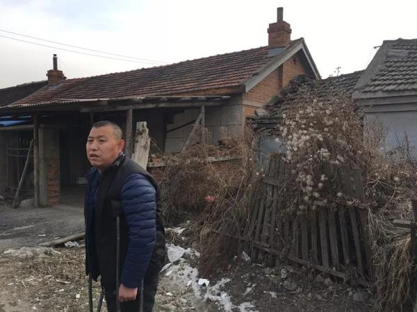 　金哲宏站在母亲的老屋前。北青深一度 资料图