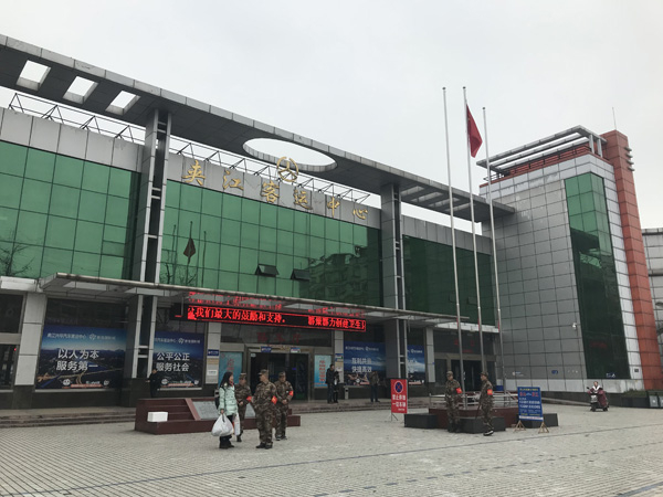 夹江汽车站外的安保人员。 &nbsp;本文图片均为澎湃新闻记者 胥辉 图