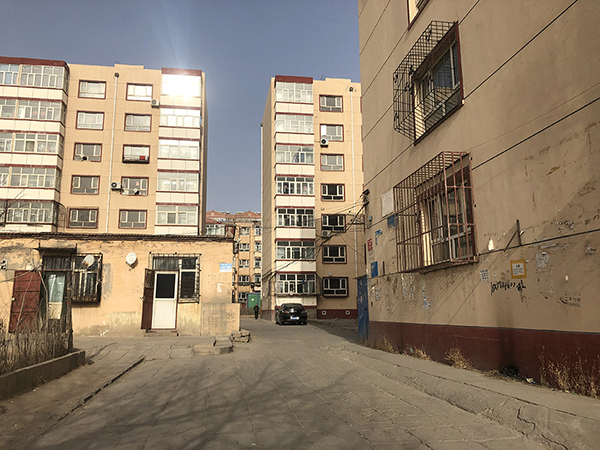 树脂厂家属楼住着少部分盛华公司的职工。