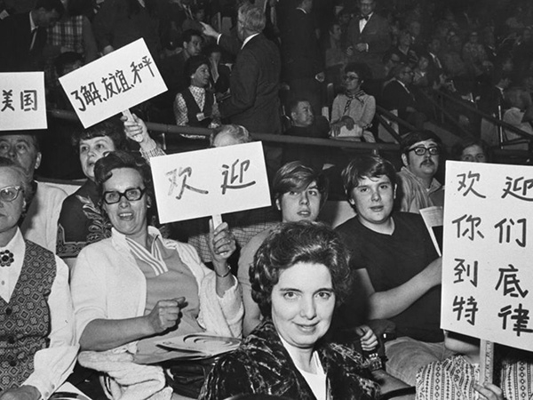 　　1972年4月13日，中国乒乓球代表团飞抵美国底特律，开始对美国进行“乒乓外交使者”的访问，受到美国人民的热烈欢迎。