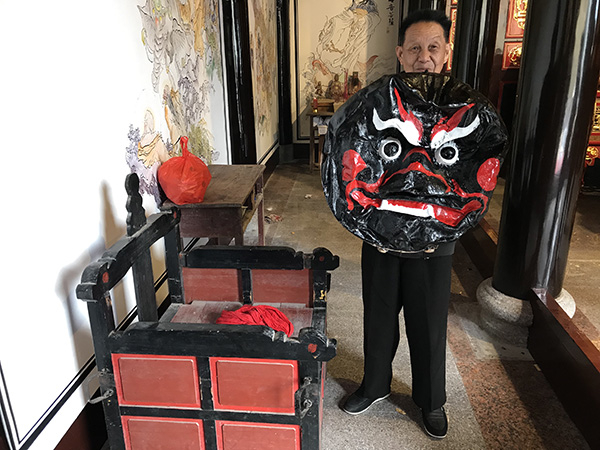 用来安放章公的坐轿和舞狮用的狮头 澎湃新闻记者 沈文迪 摄
