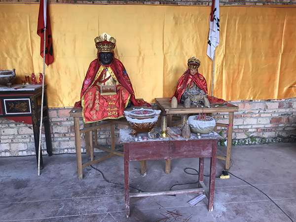 章公的替代像（左）和重塑的陈公祖师（右） 澎湃新闻记者 沈文迪 摄